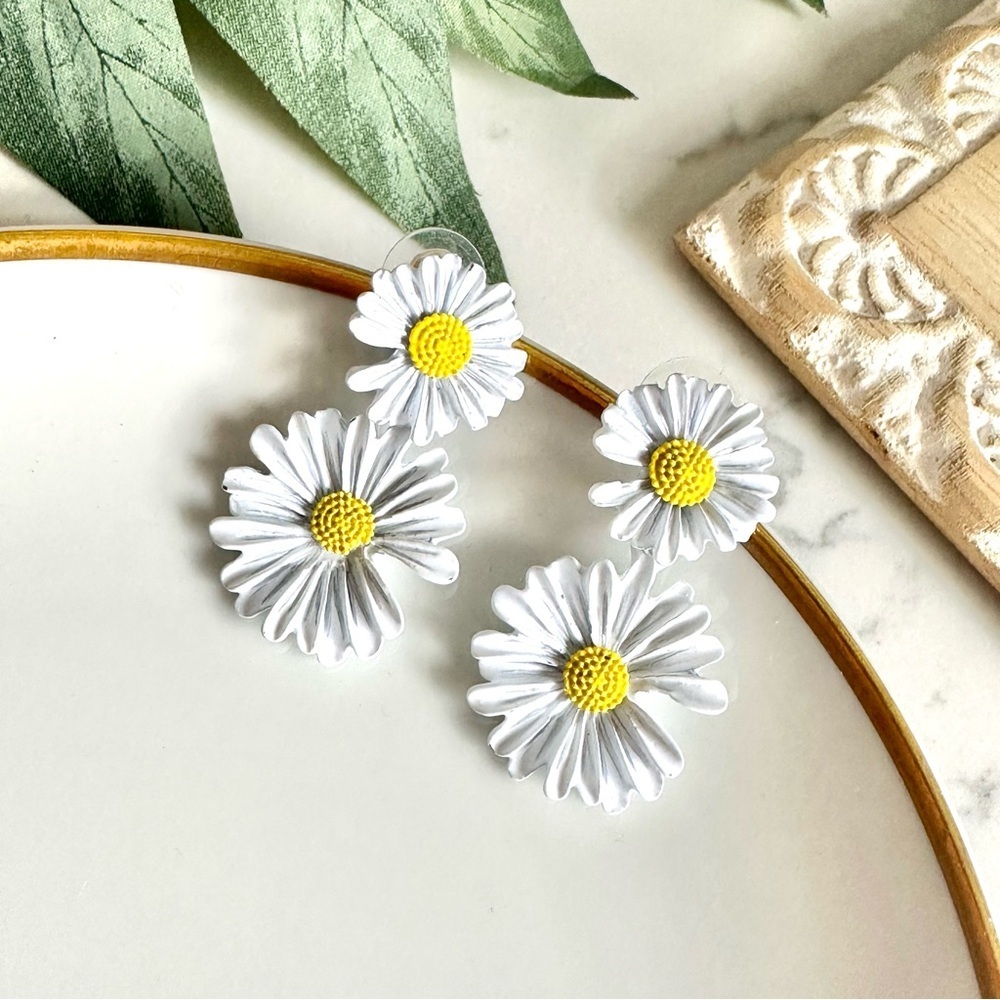 2/$30🌵 He Loves Me, He Loves Me Not Daisy Earrings Flower Boho Jewelry Gift NEW